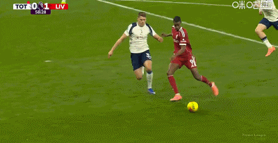 剪刀腳鏟伊薩克致其受傷，范德芬賽后社媒被利物浦球迷攻擊